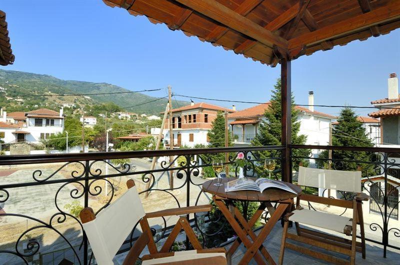 Iatrou Guesthouse Портариа Стая снимка