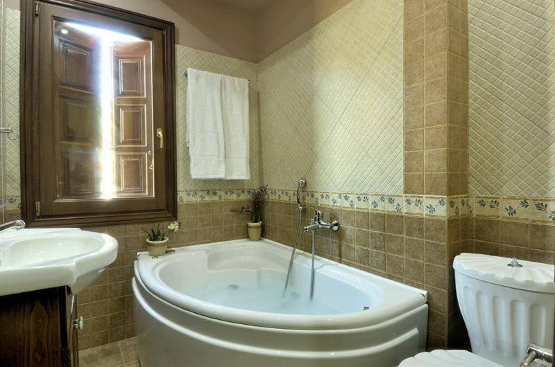 Iatrou Guesthouse Портариа Стая снимка